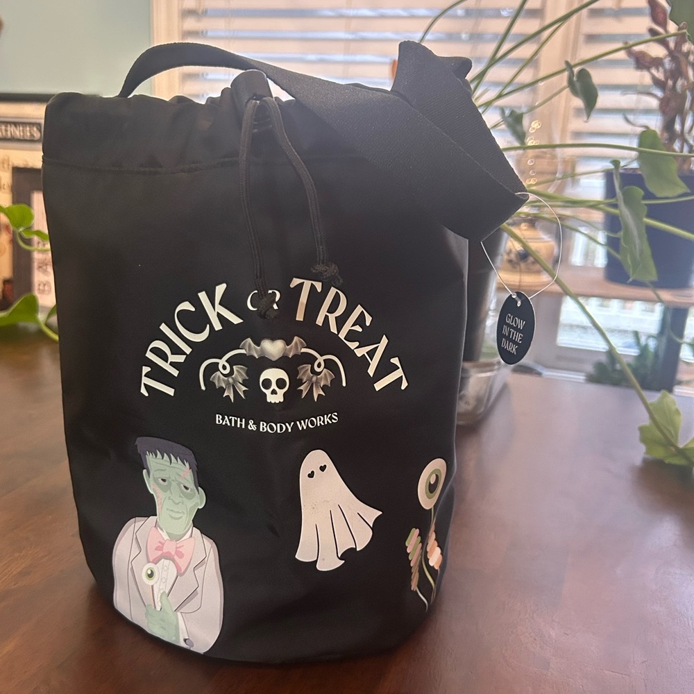 NWT Bath & Body Works Halloween Tote with Characters - Picture 1 of 4
